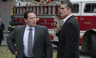 Kevin Chapman et Jim Caviezel dans la saison 3 de la série américaine Person of Interest.