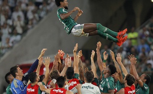 Ze Roberto porté en triomphe par ses coéquipiers de Palmeiras après le dernier match de sa carrière, le 27 novembre 2017.