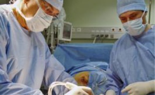 Le Dr Téot, à gauche, a fondé l'unité des plaies et cicatrices.