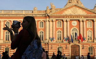 Des touristes sur la place du Capitole.