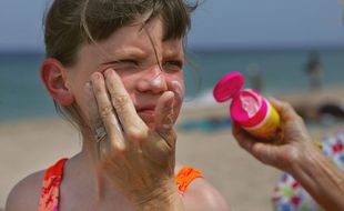 L’association de consommateurs UFC-Que Choisir a dénoncé « de graves carences » en termes de protection aux UV dans plusieurs produits solaires pour enfants.