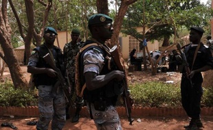 Les chefs d'Etat d'Afrique de l'Ouest, réunis lundi à Dakar, ont menacé d'intervenir militairement au Mali en pleine tourmente et annoncé un "embargo total" et immédiat au moment où la ville de Tombouctou (nord) tombait aux mains des islamistes qui en ont chassé les rebelles touareg.