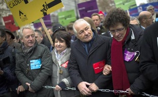 Le président de la Confédération des petites et moyennes entreprises (CGPME), Jean-François Roubaud (2e droite), manifeste avec d'autres patrons pour "libérer" les entreprises, le 1er décembre 2014 à Paris