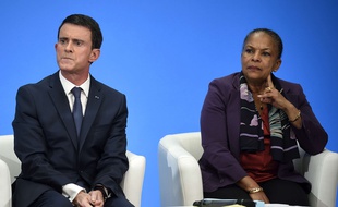Manuel Valls et Christiane Taubira lors d'une conférence de presse à l'Elysée le 23 décembre 2015.