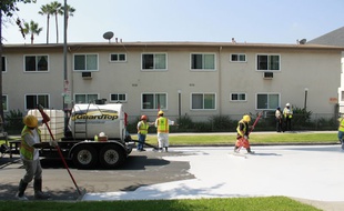 Certaines rues de Los Angeles sont en train d'être peintes en blanc pour lutter contre les fortes chaleurs.