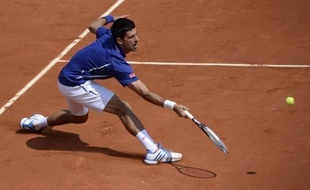 Novak Djokovic, le N.1 mondial, a concédé son premier set du tournoi, mais s'est qualifié sans trop de mal pour les quarts de finale de Roland-Garros, en dominant lundi l'Allemand Philipp Kohlschreiber en quatre sets 4-6, 6-3, 6-4, 6-4.
