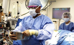 Transplantation d'un rein à l'hôpital universitaire de Georgetown (Etat de Washington), en décembre 2009.