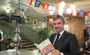 Olivier Régis, candidat à l'élection présidentielle de 2017 dans un café de la rue des Abbesses dans laquelle il a grandi.