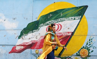 Le drapeau iranien, des une rue de Téhéran, la capitale. (illustration)