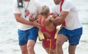 Des sauveteurs réalisaient hier un exercice, sur la plage du Petit Nice