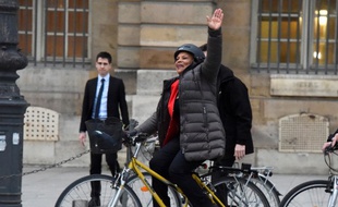 Paris, le 27 janvier 2016. Christiane Taubira quitte le ministère de la Justice à vélo.