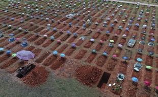 Le cimetière San Juan Bautista, le 20 mars 2021, avec les nouvelles tombes causées par le coronavirus.