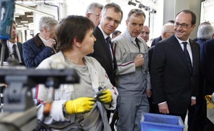 Le président François Hollande visite l'usine PSA Peugeot Citroën de Trémery, près de Metz, le 27 mars 2015