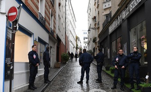 Les policiers devant le lycée Charles-de-Gaulle à Paris (20e), lundi 30 janvier 2017.