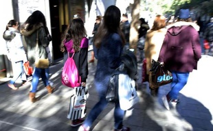 Des Espagnoles portent des sacs remplis de leurs achats au 1er jour des soldes à Madrid, le 7 janvier 2015