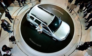 Le constructeur automobile français Renault et son partenaire japonais Nissan ont établi chacun un record des ventes en 2011 et devraient faire encore mieux cette année, a annoncé mardi Carlos Ghosn, PDG des deux groupes.