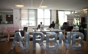 Des employés dans les bureaux parisiens de la société Airbnb, le 21 avril 2015