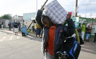 Plus de 25.000 personnes se sont réfugiées dans des centres ou auprès des postes de police pour fuir les violences xénophobes des deux dernières semaines en Afrique du Sud, a indiqué samedi la Croix Rouge alors que l'armée se déployait dans les townships, pour la première fois depuis l'apartheid.