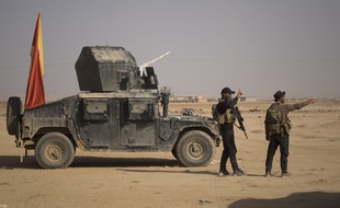 Des combattants irakiens près de la ligne de front d'Al-Attasa, à une trentaine de kilomètres de Mossoul (Irak), où le siège des combattants de l'Etat islamique se poursuit, le 13 novembre 2016.