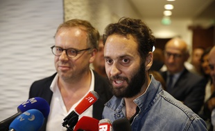 Le photojournaliste Mathias Depardon, aux côtés de Christophe Deloire, à la tête de Reporters sans frontières, s'adresse pour la première fois aux médias après son retour en France le 9 juin 2017.