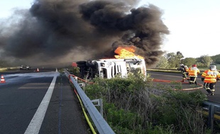 Un camion de denrées alimentaires s'est renversé tôt vendredi matin sur l'A61.