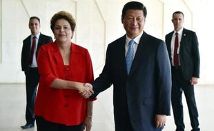 Le présdient chinois Xi Jinping (d) au côté de son homologue brésilienne Dilma Rousseff, le 17 juillet 2014 à Brasilia