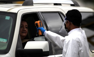 Les visiteurs qui arrivent à Ciudad Juarez sont testés par les autorités de santé mexicaines.