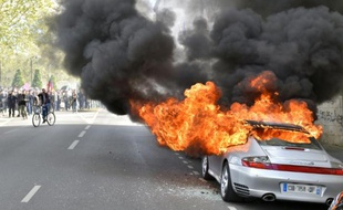 Une Porsche incendiée lors d'une manifestation contre la loi travail à Nantes, le 28 avril 2016