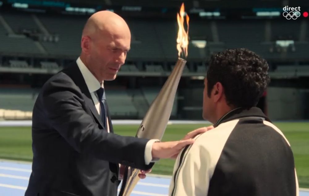 JO 2025 Zinédine Zidane vedette du tout début de la cérémonie (en