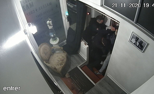 Photo de vidéosurveillance des locaux de Michel Zecler le 27 novembre 2020 à Paris.
