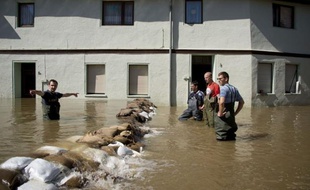 Des milliers de personnes ont fui leur domicile par crainte des inondations historiques dans l'est de l'Allemagne, où s'est rendue une nouvelle fois Angela Merkel, jeudi, alors que plusieurs pays d'Europe centrale étaient en alerte.