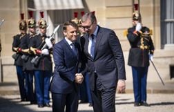 Macron veut l’adhésion de la Serbie à l’UE malgré ses liens avec la Russie