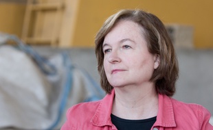 Nathalie Loiseau, en campagne pour la liste LREM dans une exploitation agricole d'élevage bovin en Saône-et-Loire, le 20 avril 2019.