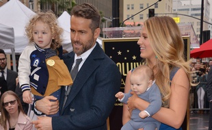 Ryan Reynolds, Blake Lively et leurs deux filles sur le Walk of Fame à Los Angeles, le 16 décembre 2016.