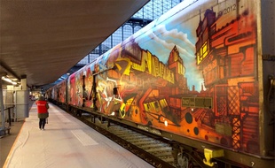 Ils avaient 22h pour transformer un train de fret en oeuvre d'art. Voilà le résultat final.