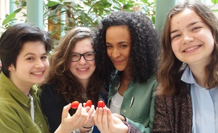 Paris, le 7 mars 2017. Louise Nassor, Éve Barron, Prune Garralde et Marie Bescond, quatre lycéennes lauréates du concours Science Factor.