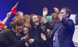 La délégation portugaise, avec le chanteur Salvador Sobral (au centre), après l'annonce de la qualification du Portugal pour la finale.