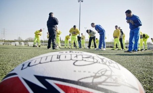 Les ouvriers autoroutiers d'ASF ont participé à la séance d'échauffement des joueurs de la catégorie espoirs.