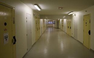 Un couloir dans un quartier de détention de la prison de Sequedin, dans le Nord.