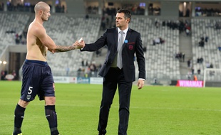 Willy Sagnol félicite Nicolas Pallois lors de son dernier match à domicile avec les Girondins, face à Monaco, le 8 novembre 2015.