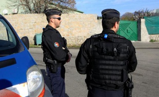 Deux policiers surveillent, le 26 décembre 2015 l'entrée de la salle de prière saccagée à Ajaccio