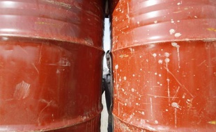 Le marché du pétrole est certes "mieux approvisionné" que ces derniers mois mais il n'y a pas encore de surplus, car les prix restent élevés et les incertitudes nombreuses, a déclaré mercredi l'AIE alors que certains pays producteurs veulent diminuer l'offre de brut.