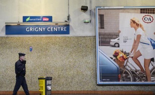 Le jeune majeur qui avait été relaxé pour l'attaque du RER D en gare de Grigny (Essonne) a de nouveau été interpellé pour des faits de vols avec violences et comparaîtra en mars, a indiqué jeudi une source policière confirmant une information du Parisien.
