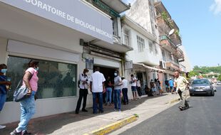 Olivier Véran "en appelle à la solidarité nationale pour venir en soutien aux équipes médicales" de Guadeloupe et Martinique.
