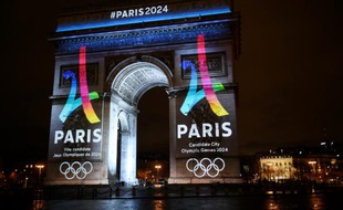 Le logo officiel de la candidature de Paris aux JO-2024 projeté sur l'Arc de Triomphe à Paris, le 9 février 2016