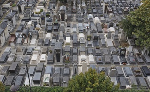 Cimetiere Montparnasse. Vue générale tombes, pierres tombales, caveaux. (Photo illustration)