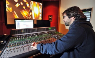 La structure met ses salles de mixage à la disposition des société résidentes.