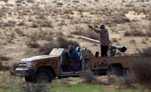 Heurts en Libye entre des combattants de Fajr Libya, une coalition de milices islamistes, et les forces armées libyennes, le 30 décembre 2014, près de la base militaire de Wetia, proche de Tripoli