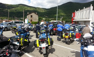 Des gendarmes de la brigade motorisée de Foix arrêtent les suspects d'un vol, sur le parking du magasin Super U de Tarascon-sur-Ariège, le 21 mai 2015.