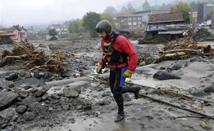 Un secouriste travaille à Brugnato, près de La Spezia en Italie, le 26 octobre 2011.